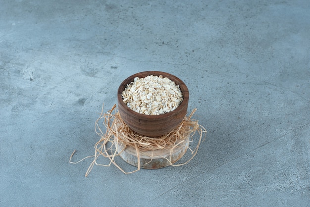 Porridge-Müslis in einem rustikalen Holzbecher. Foto in hoher Qualität