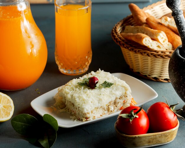 Portionierter Mimosensalat mit geriebenem Hühnchen-Karotten-Kartoffel-Käse und Mayonnaise