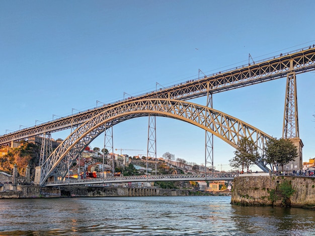 Kostenloses Foto porto bridge aus niedrigem winkel