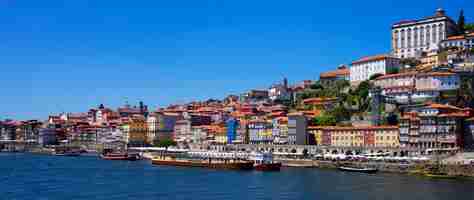 Kostenloses Foto porto portugal august 192021 blick auf den berühmten fluss douro in porto portugal