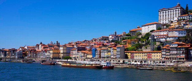 Porto Portugal AUGUST 192021 Blick auf den berühmten Fluss Douro in Porto Portugal