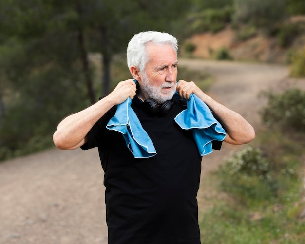 Porträt älterer Mann, der auf Berg joggt