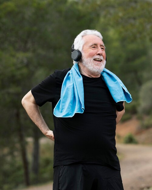 Porträt älterer Mann, der auf Berg joggt