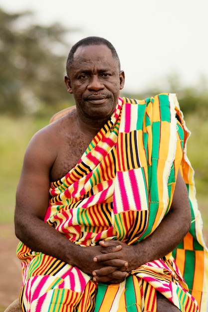 Porträt afrikanischer älterer Mann mit traditioneller Kleidung