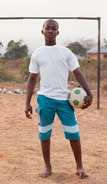 Porträt afrikanisches Kind mit Fußball