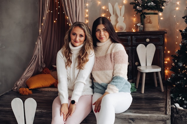 Porträt attraktiver kaukasischer Freundinnen feiern bescheiden Weihnachten zusammen