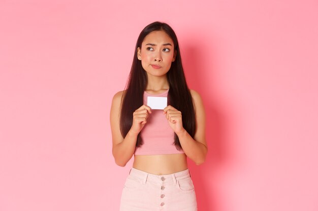 Porträt ausdrucksstarke junge Frau mit Kreditkarte