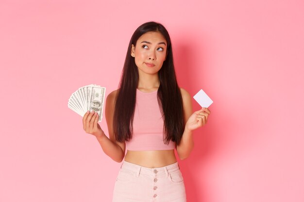 Porträt ausdrucksstarke junge Frau mit Kreditkarte