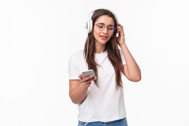 Porträt ausdrucksstarke junge Frau mit mobiler Musik hören