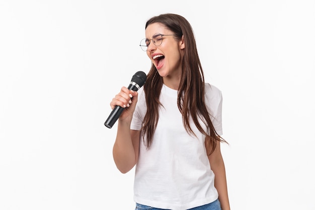Porträt ausdrucksstarke junge Frau singen