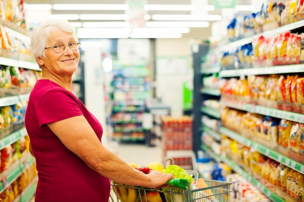 Porträt der älteren Frau am Supermarkt