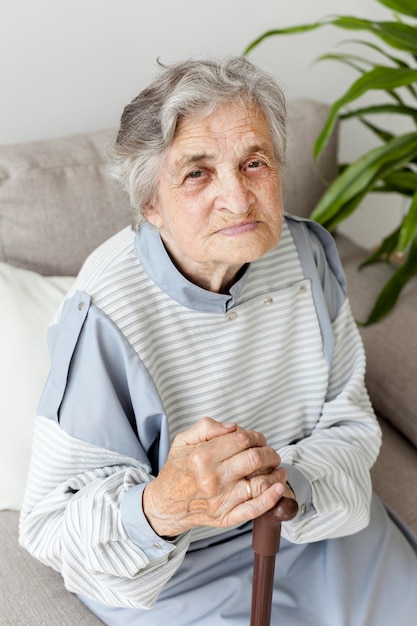 Kostenloses Foto porträt der älteren großmutter, die zu hause entspannt