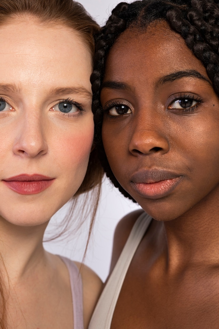 Kostenlose Foto porträt der afroamerikaner- und der rothaarigen frau