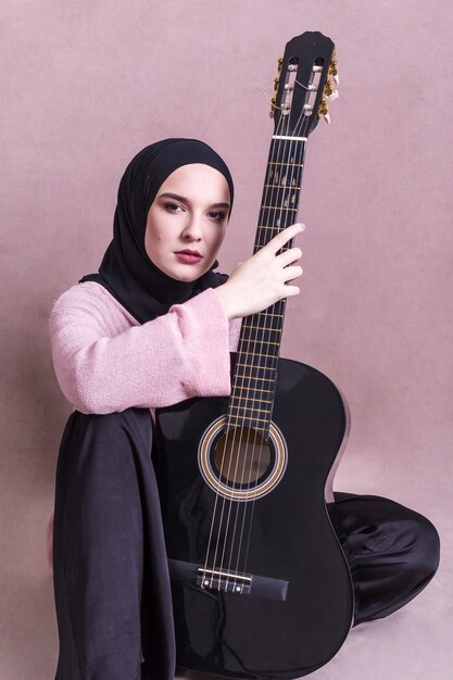 Porträt der arabischen Frau mit Gitarre
