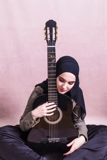 Porträt der arabischen Frau mit Gitarre