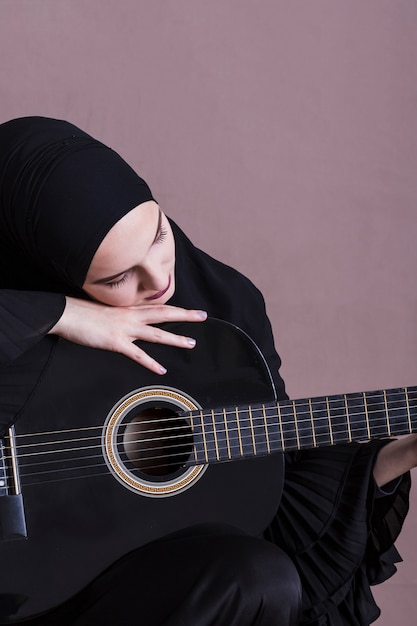 Porträt der arabischen Frau mit Gitarre