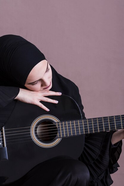 Porträt der arabischen Frau mit Gitarre