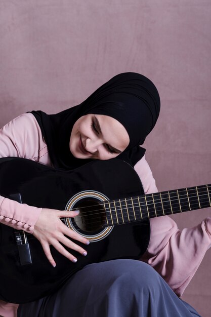 Porträt der arabischen Frau mit Gitarre