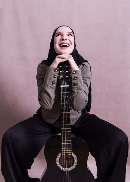 Porträt der arabischen Frau mit Gitarre