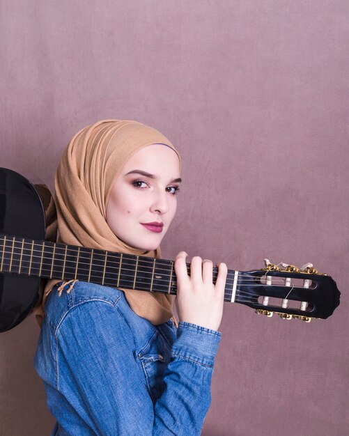 Porträt der arabischen Frau mit Gitarre