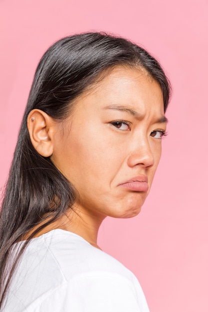 Porträt der asiatischen Frau lustiges Gesicht machend