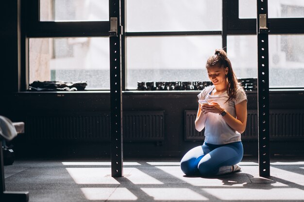 Porträt der attraktiven jungen Frau, die Yoga oder Pilatesübung tut