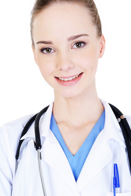 Porträt der attraktiven lachenden Ärztin mit Stethoskop - Nahaufnahme