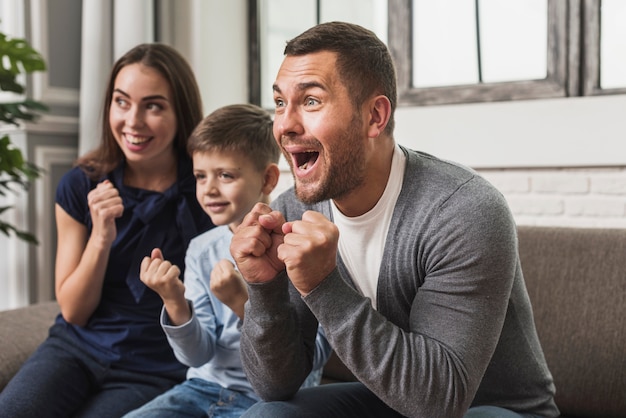 Kostenloses Foto porträt der aufgeregten familie mit sohn