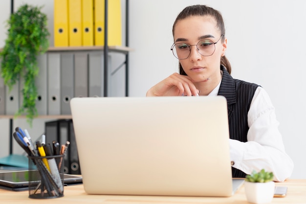 Porträt der erwachsenen Frau, die am Laptop arbeitet