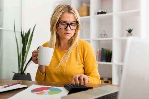 Porträt der erwachsenen Frau, die von zu Hause aus arbeitet