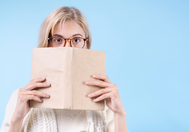 Porträt der erwachsenen Frau mit Brille