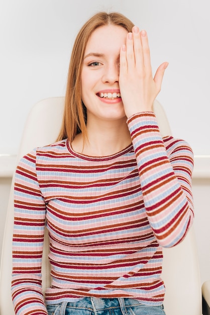 Kostenloses Foto porträt der frau am optiker