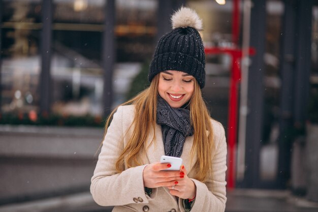 Porträt der Frau am Telefon in der Straße sprechend