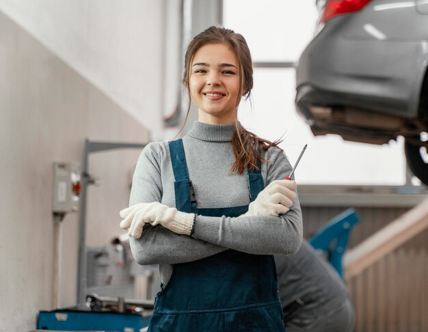 Porträt der Frau, die an einem Autoservice arbeitet