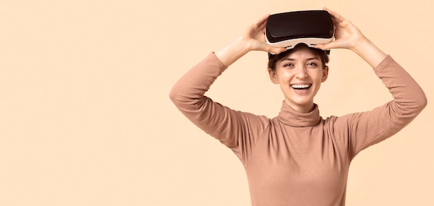 Porträt der Frau, die auf Virtual-Reality-Headset spielt