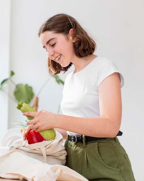 Porträt der Frau, die Bio-Gemüse hält