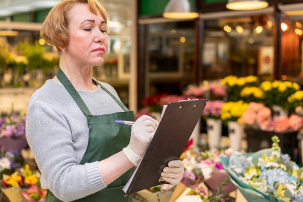 Porträt der Frau, die Blumen organisiert