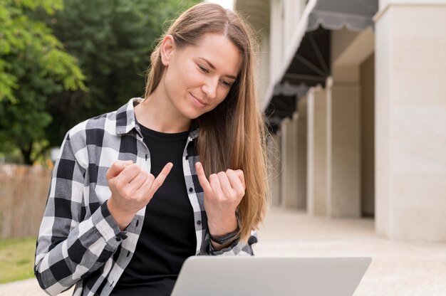 Porträt der Frau, die Gebärdensprache lernt