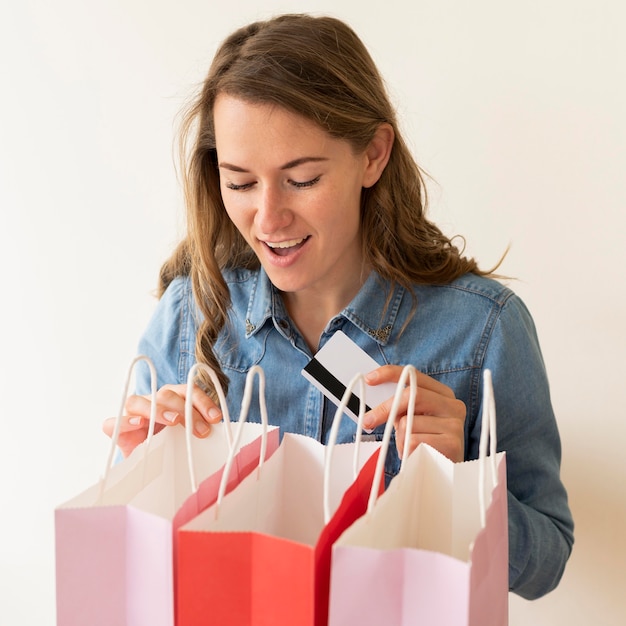 Porträt der Frau, die glücklich ist, einkaufen zu erhalten