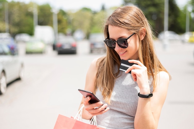 Porträt der Frau, die glücklich ist, online einzukaufen