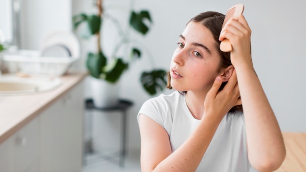 Porträt der Frau, die ihre Haare ordnet