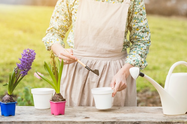 Porträt der Frau, die im Garten arbeitet