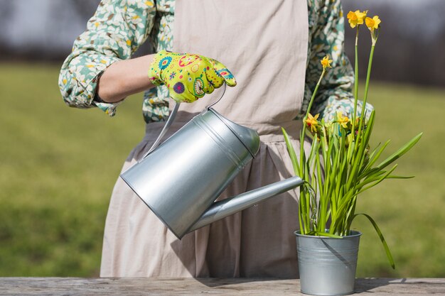 Porträt der Frau, die im Garten arbeitet