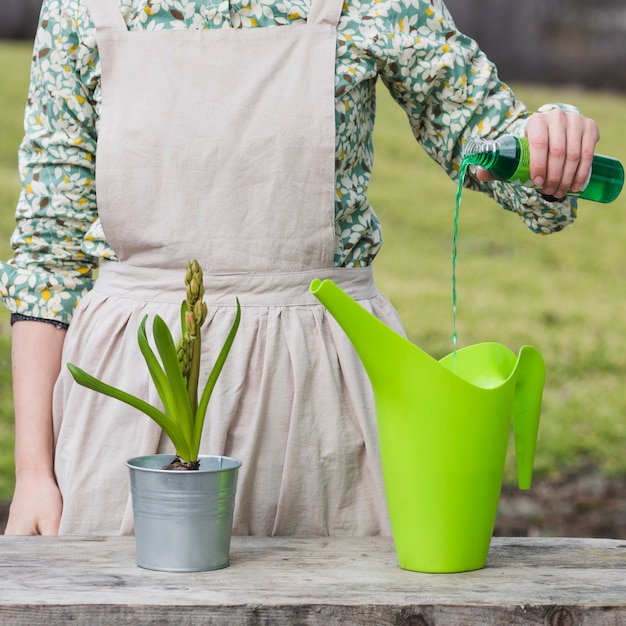 Porträt der Frau, die im Garten arbeitet