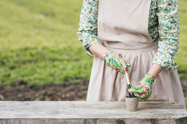 Kostenloses Foto porträt der frau, die im garten arbeitet