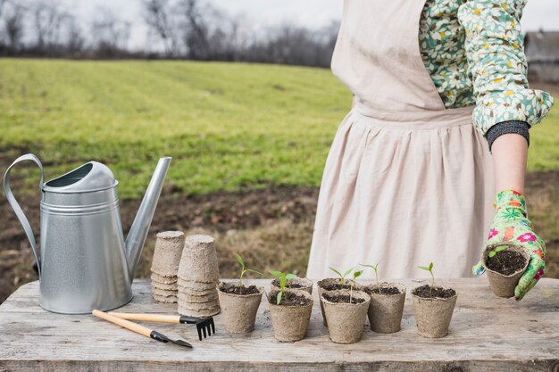 Porträt der Frau, die im Garten arbeitet