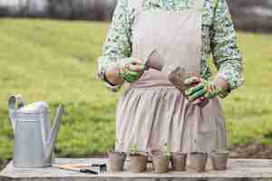 Kostenloses Foto porträt der frau, die im garten arbeitet