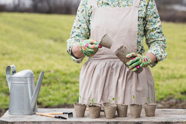 Porträt der Frau, die im Garten arbeitet