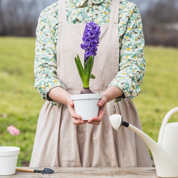 Porträt der Frau, die im Garten arbeitet