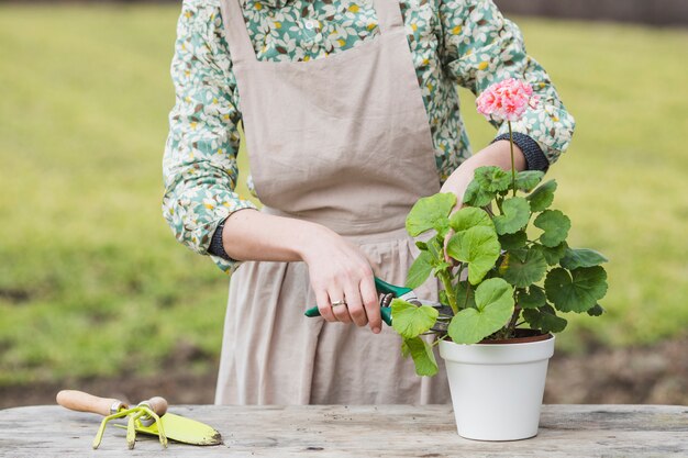 Porträt der Frau, die im Garten arbeitet